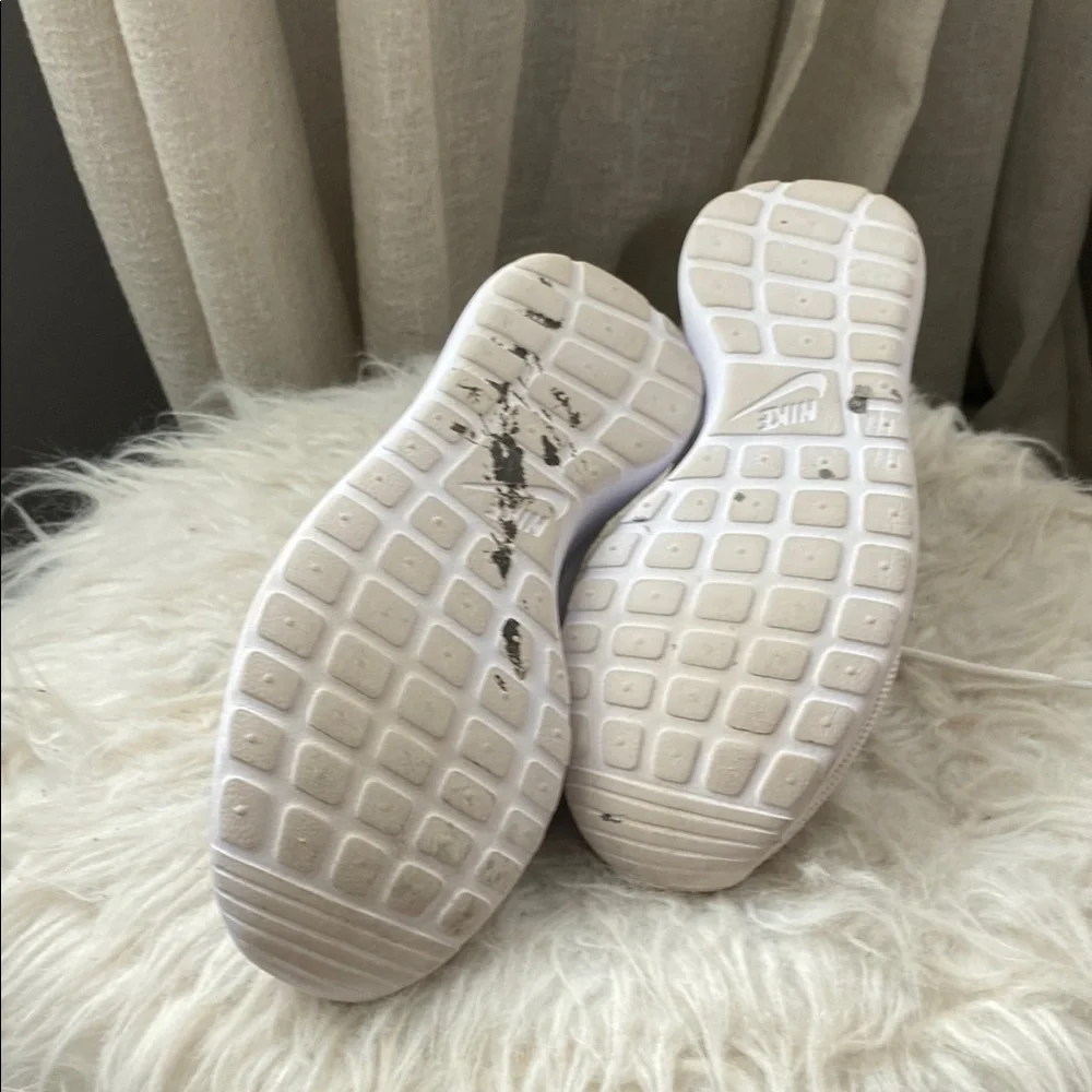 NIKE ROSHE Lightweight Minimalist Sneakers, size 6
